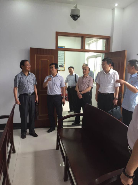 2015李双利院长视察法庭1.jpg