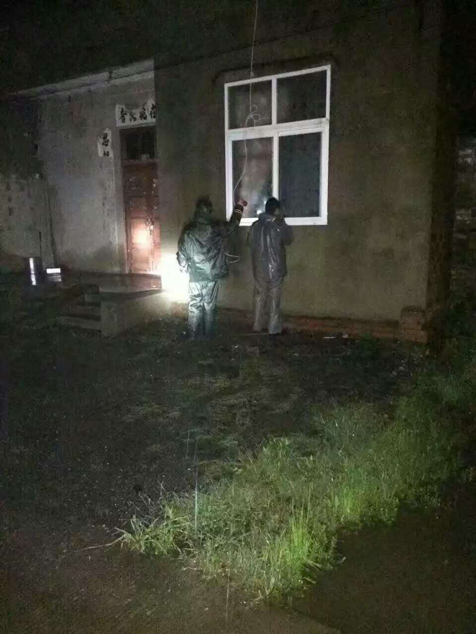 3蔡甸法院干警深夜巡逻受灾农户.JPG